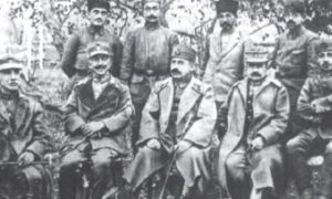 Esir Alınan Yunan Komutan Trikopis (Altta soldan ikinci)