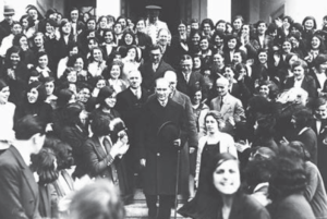 Mustafa Kemal, İzmir Kız Lisesinden ayrılırken