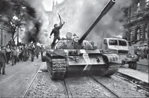 Sovyet ordularının Çekoslovakya’nın başkenti Prag’ı işgali ve halkın tepkisi (1968)