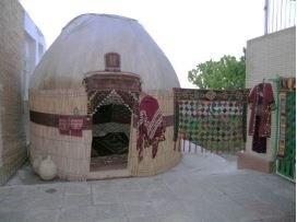 Yurt-alaçık-topak ev denilen çadır türüne ait bir Türkmen çadırının iç-dış-tavan görünümü örneği