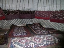 Yurt-alaçık-topak ev denilen çadır türüne ait bir Türkmen çadırının iç-dış-tavan görünümü örneği